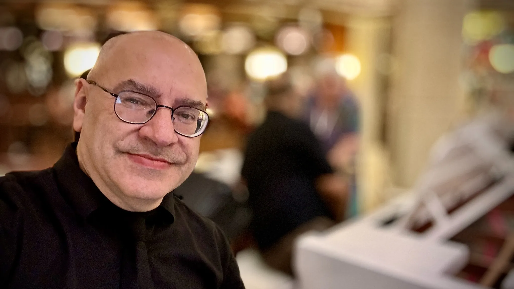 gio rossi batterista e compositore in abito nero