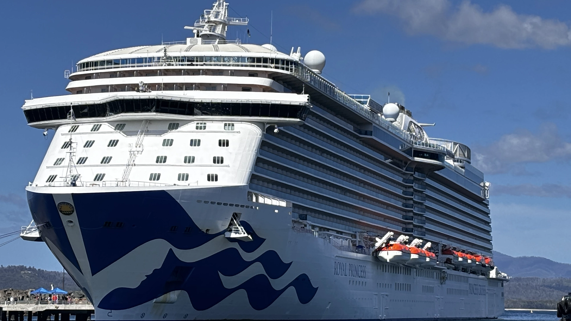 nave da crociera bianca in porto