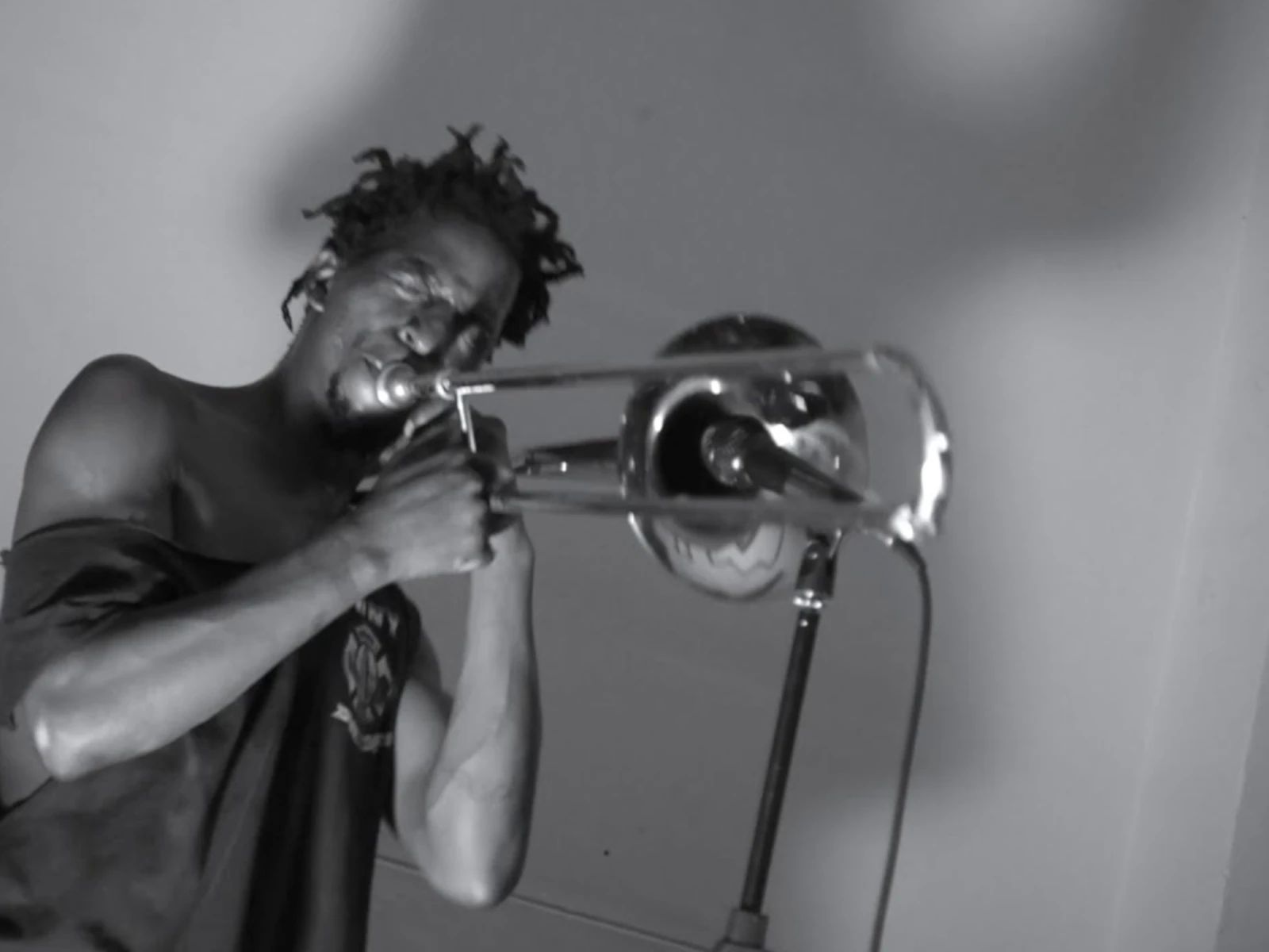 trombonista africano in bianco e nero